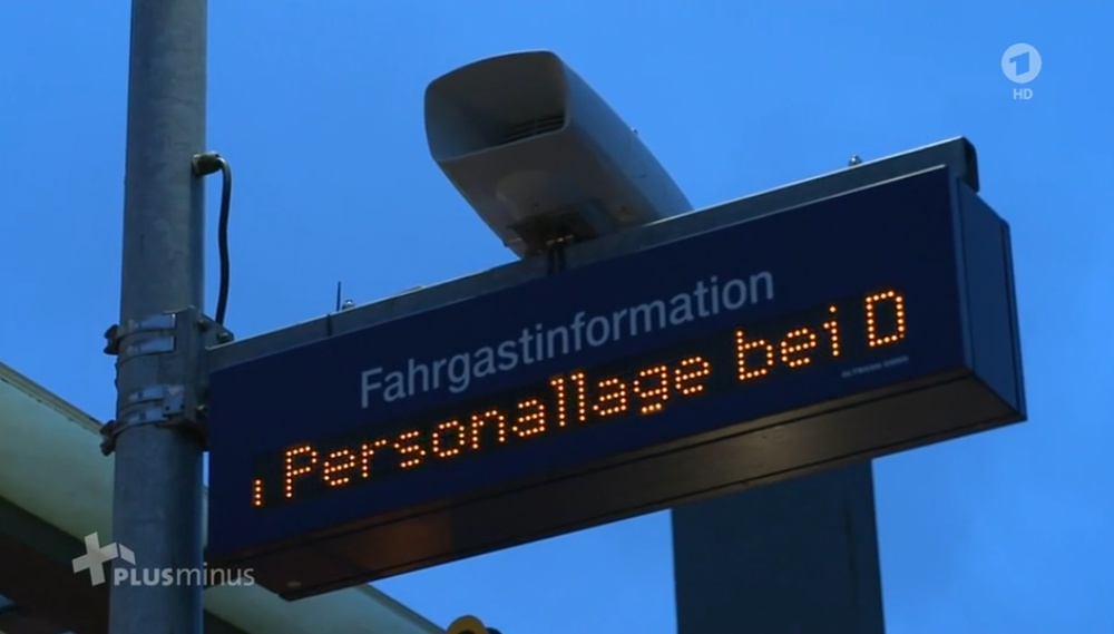 Anzeige an Bahnhof