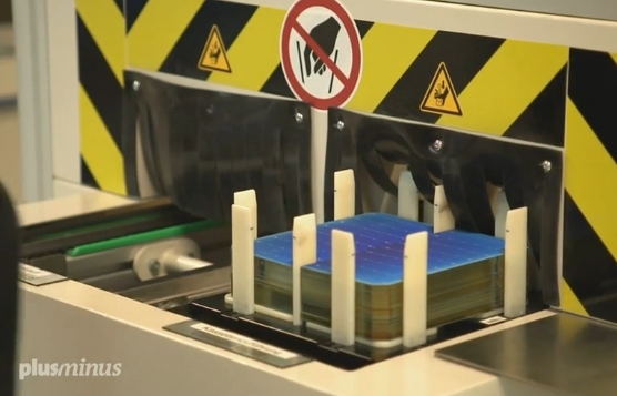 Bild: Solarzellen in Produktionsanlage
