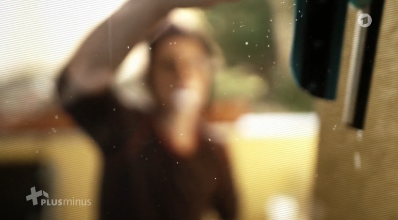 Frau beim Fensterputz