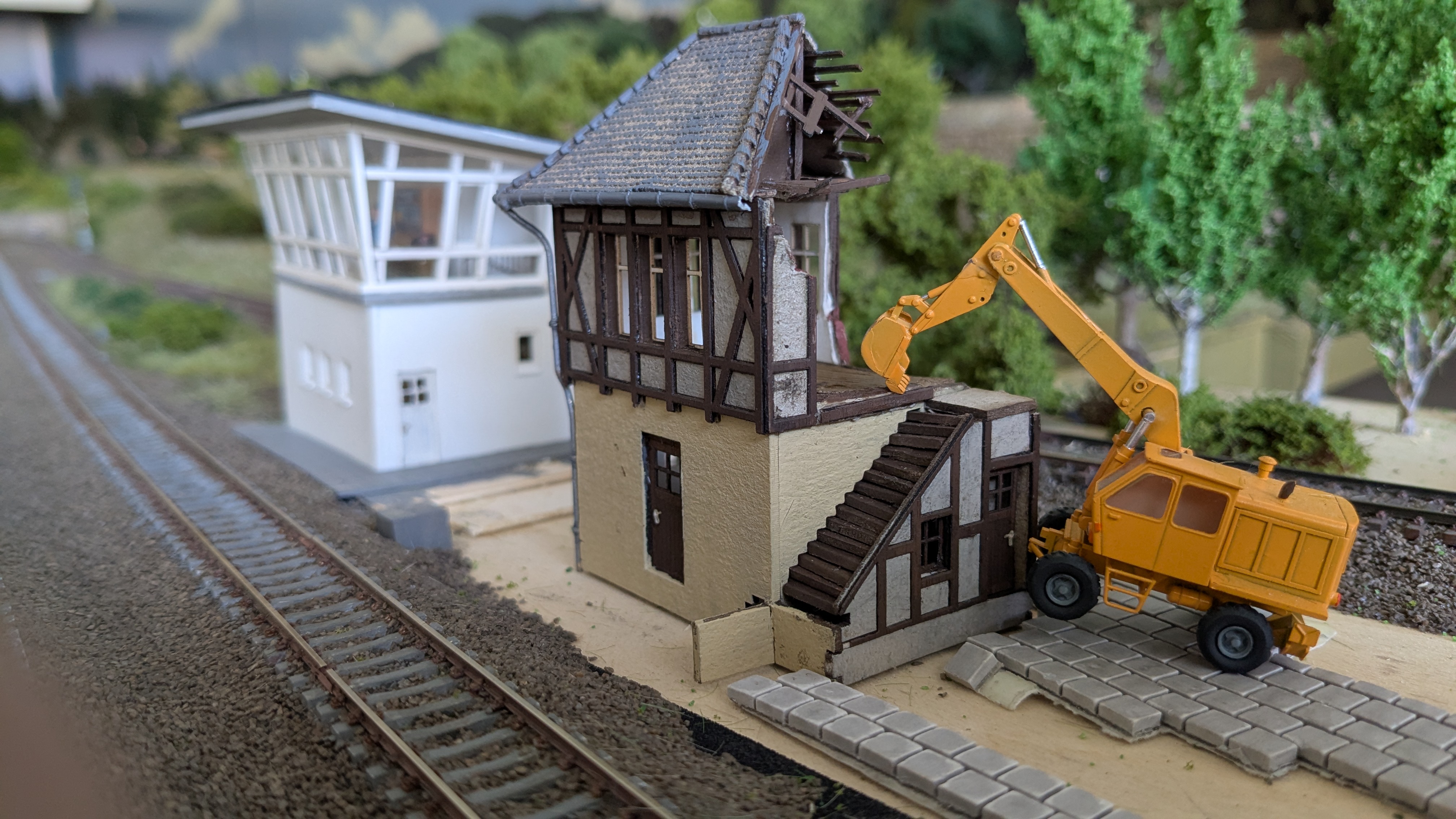 Auch das alte Stellwerk steht, drumherum noch nicht ganz