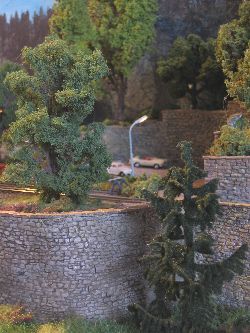 St&uuml;tzmauern vor Haltepunkt Holzau