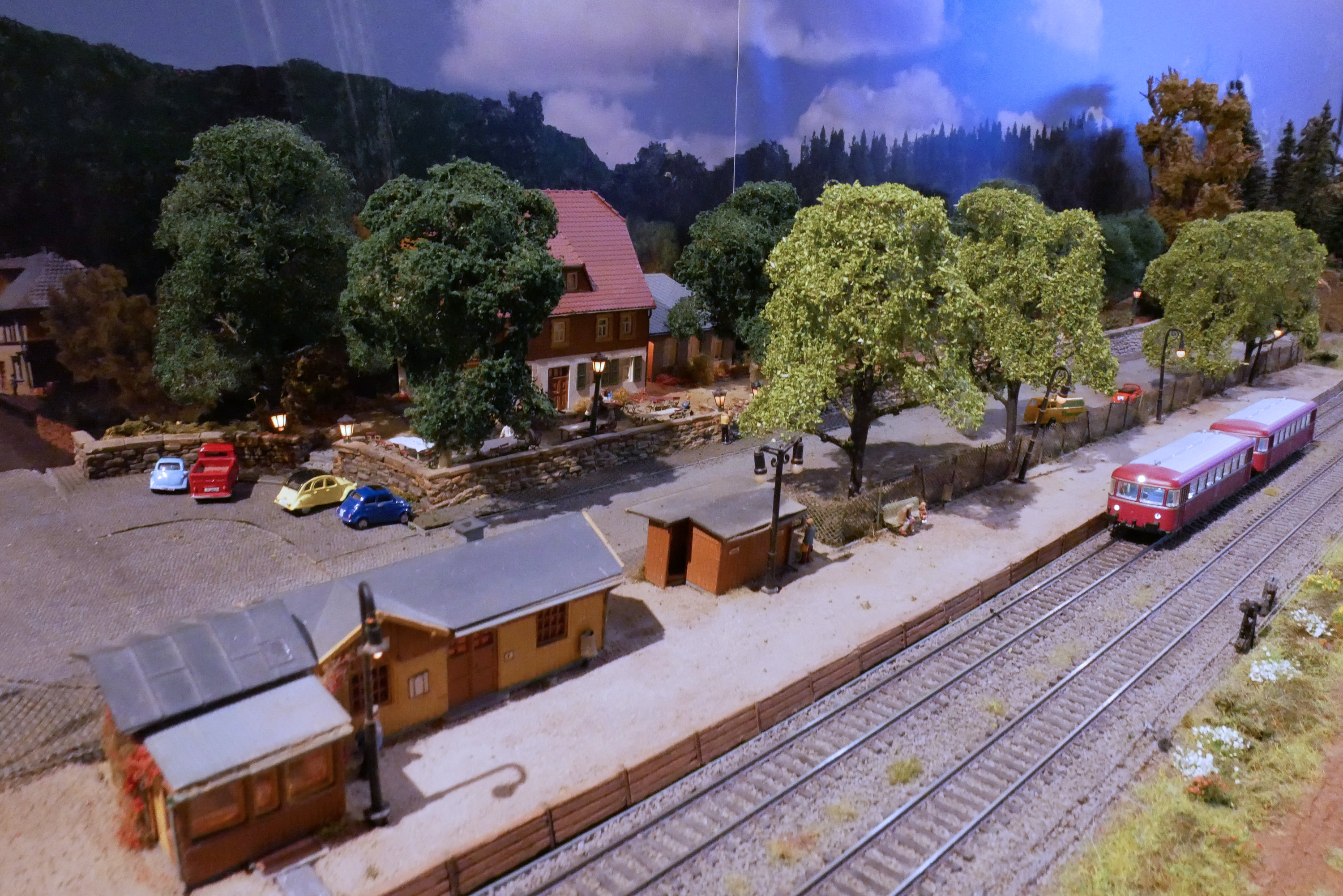 Haltepunkt Holzen mit Wirtshaus