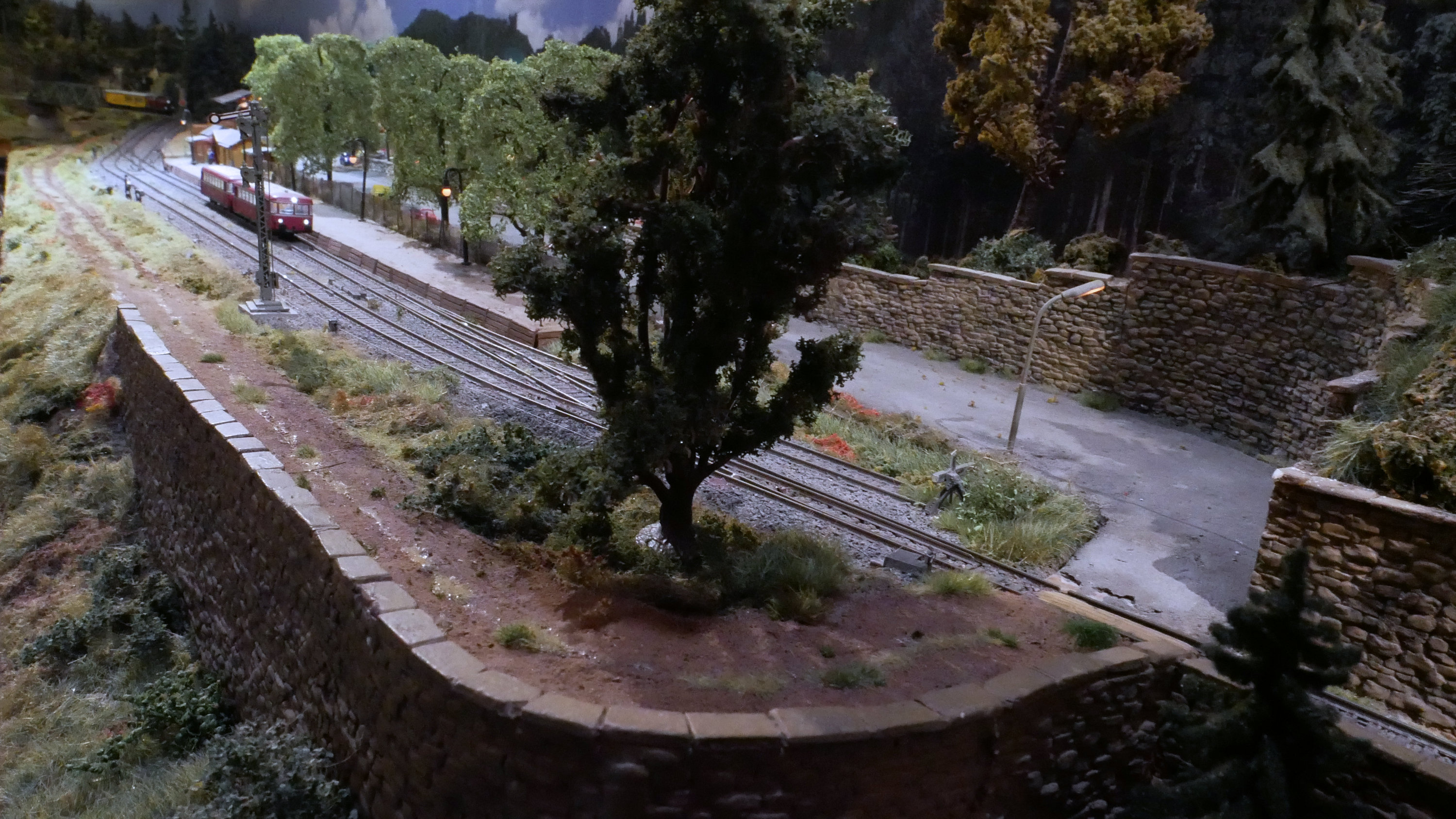 Bahn&uuml;bergang vom Spazierweg