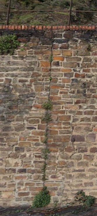 Abgeklebte Stra&szlig;e und liegende W&auml;nde