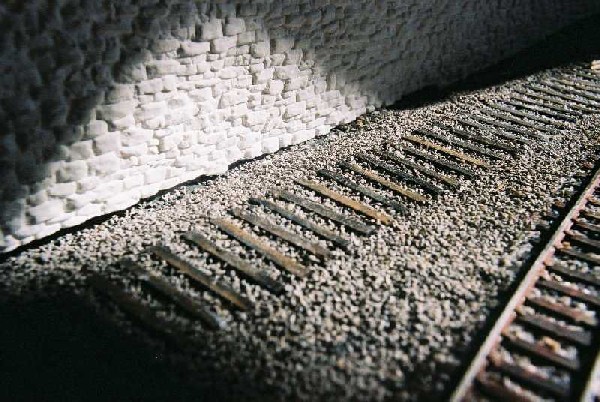 Linke Weiche mit Schotter