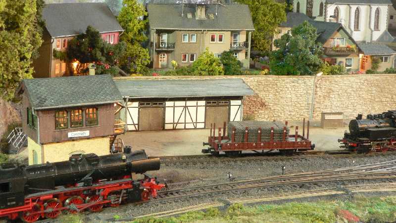 H&auml;user mit Bahnblick