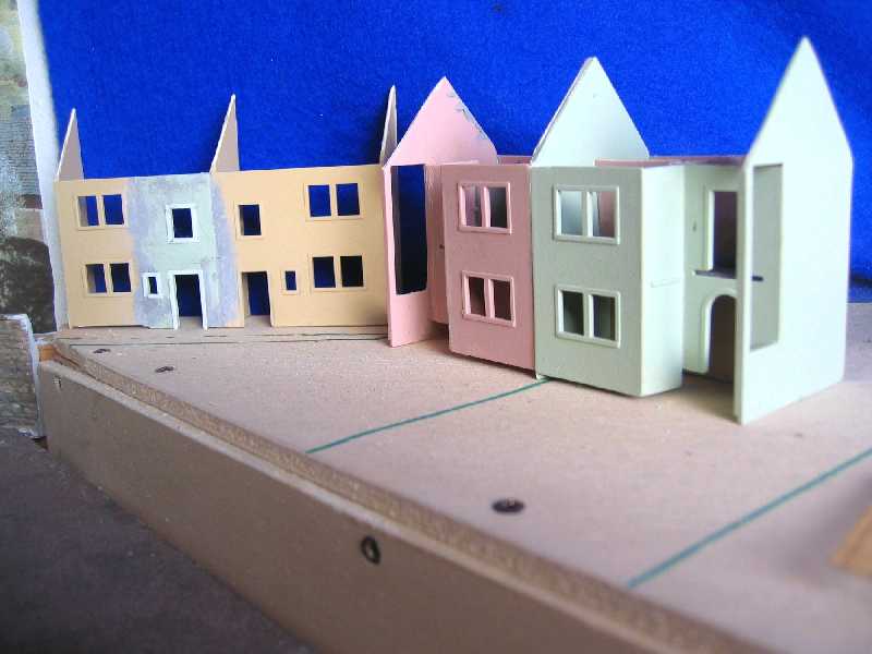 Erste Stellprobe mit grob verspachteltem Rohbau