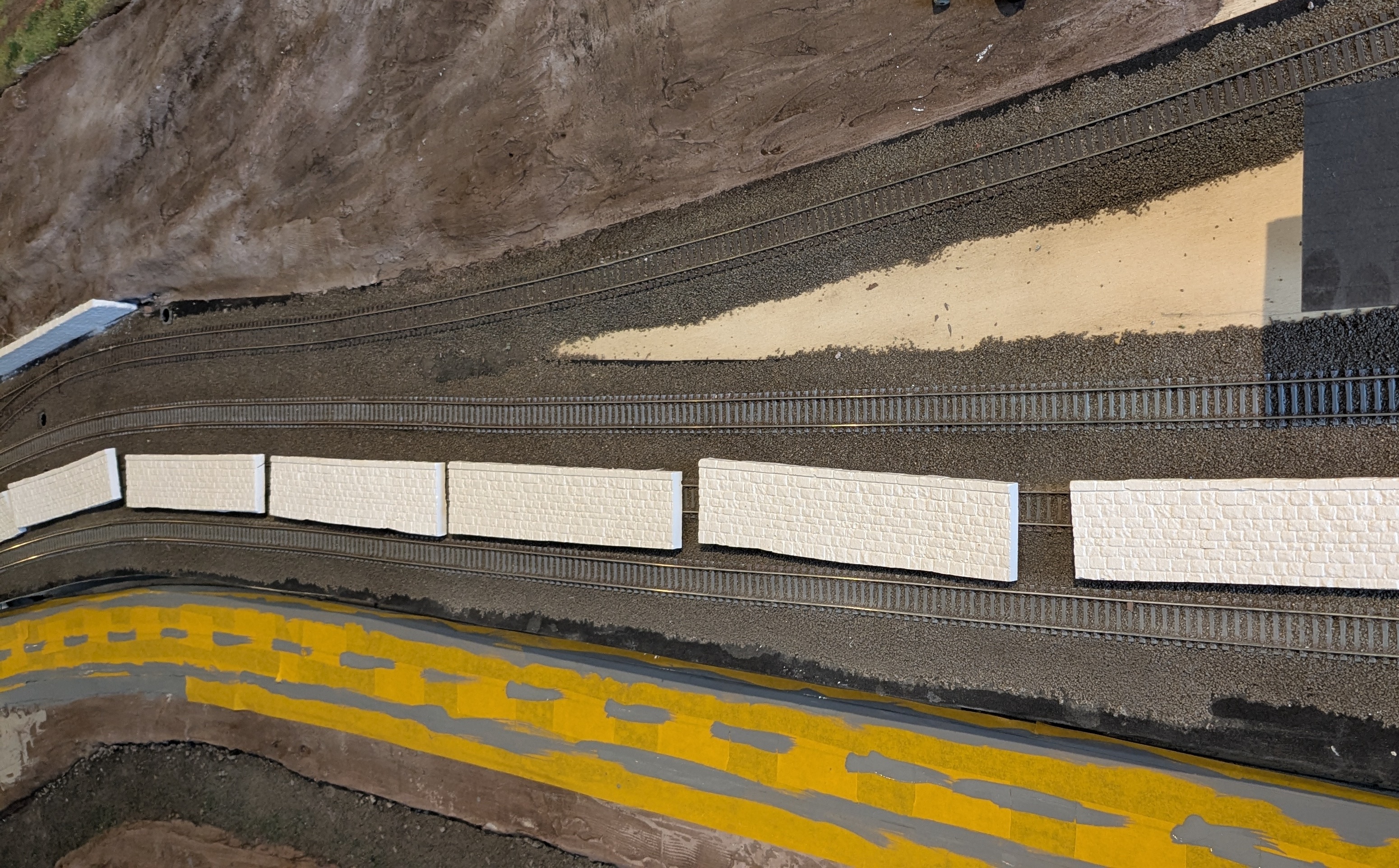 Abgeklebte Stra&szlig;e und liegende W&auml;nde