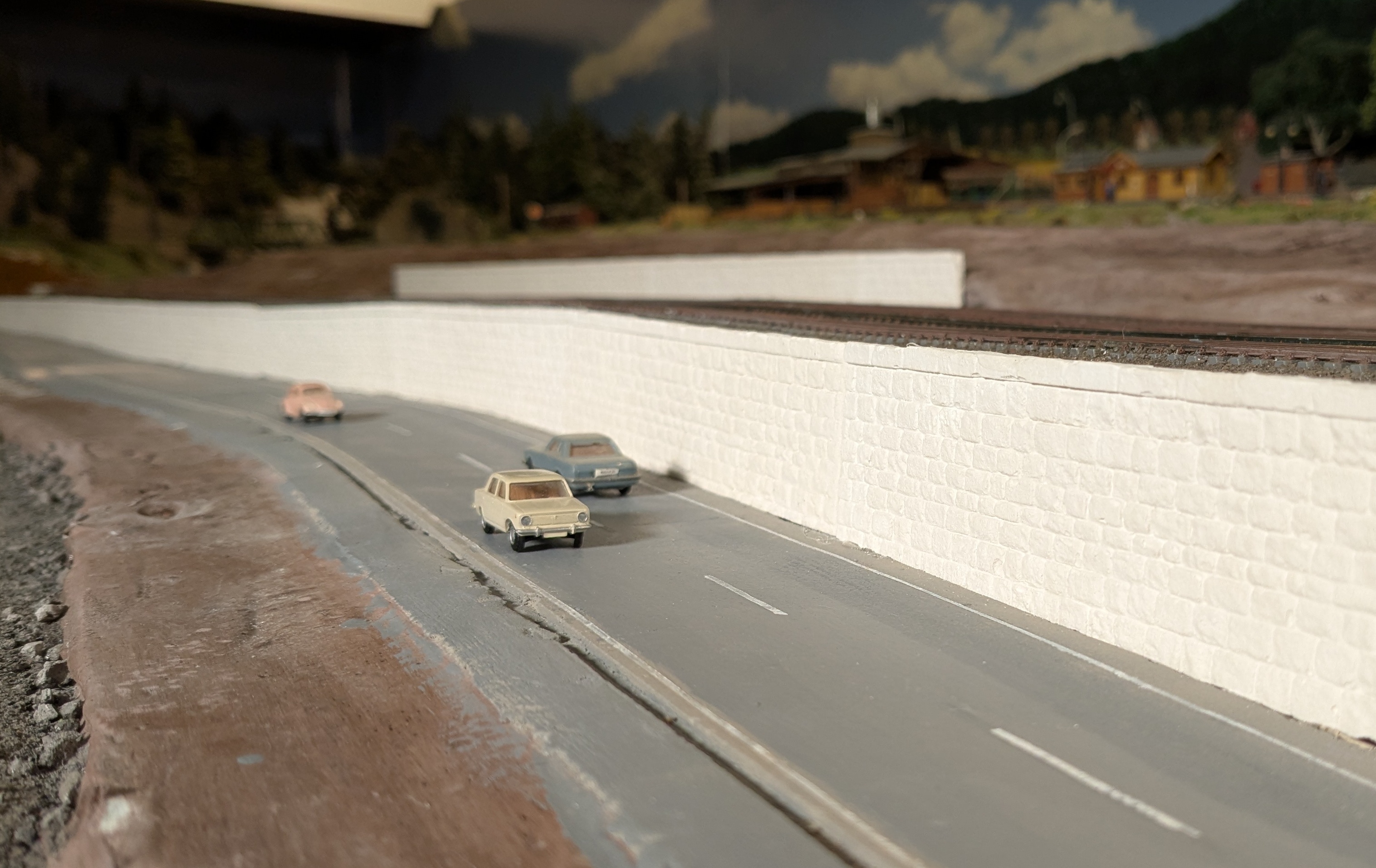 Noch schneewei&szlig;e Gipsw&auml;nde neben der Stra&szling;e